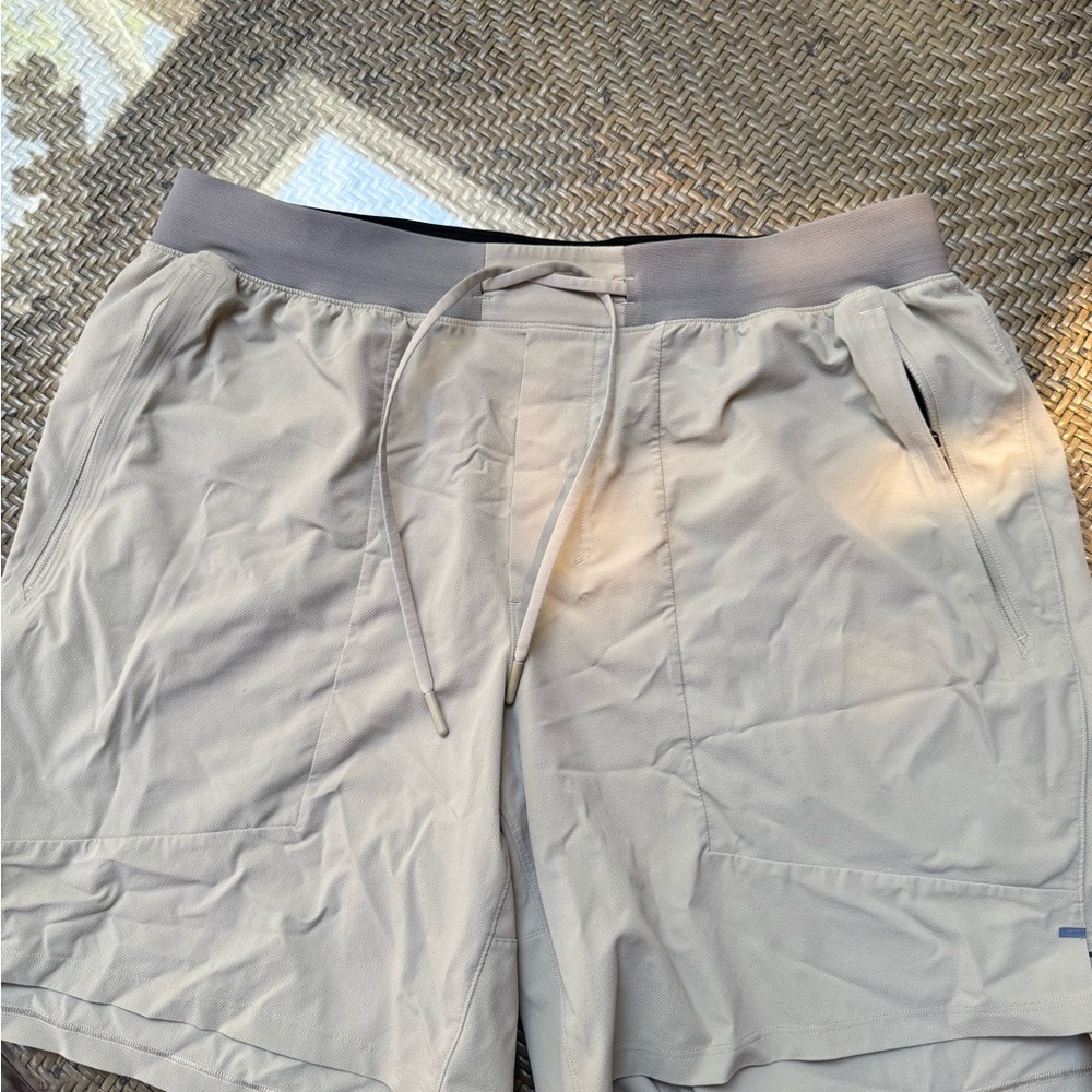 Men’s Lululemon License To Train 7” short - XL (tan white color)